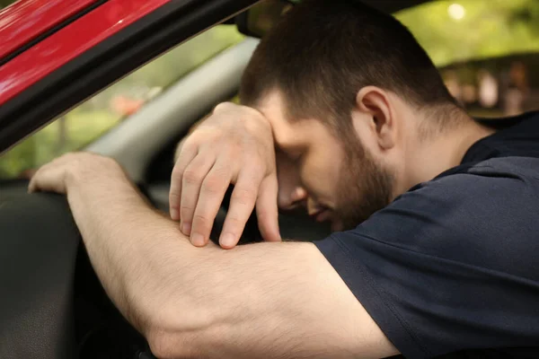 Hombre Cansado Durmiendo Volante Coche —  Fotos de Stock