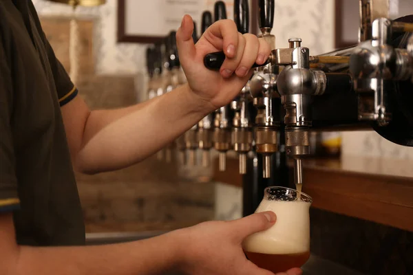 Barman Derramando Cerveja Fresca Vidro Pub Close — Fotografia de Stock
