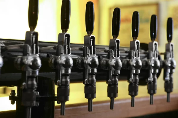 Nuovi Rubinetti Birra Moderni Pub Primo Piano Attrezzatura Bar Professionale — Foto Stock