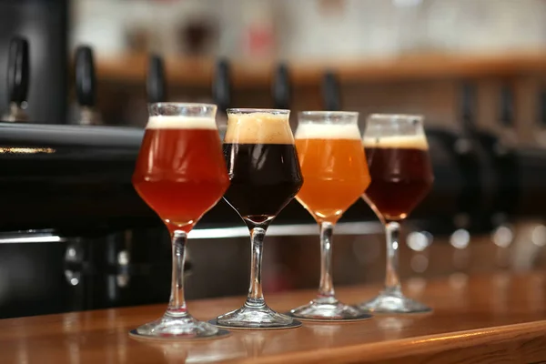 Birre Diverse Bicchieri Sul Bancone Del Bar — Foto Stock