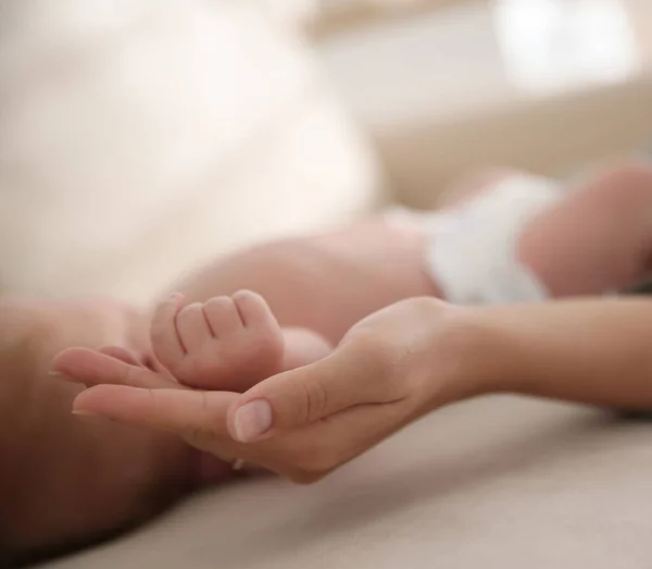 Mother Her Newborn Baby Home Closeup — Stock Photo, Image