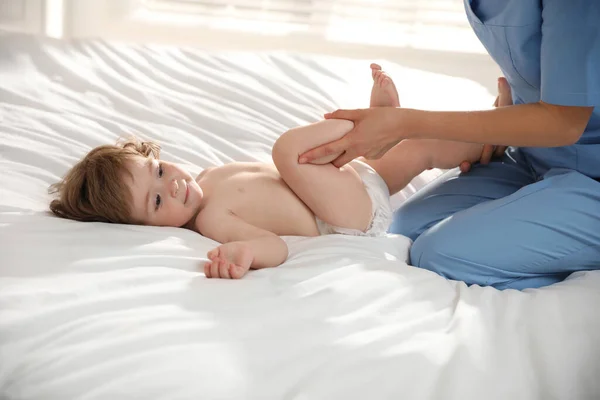 Orthopédiste Examen Mignon Petit Bébé Sur Lit — Photo