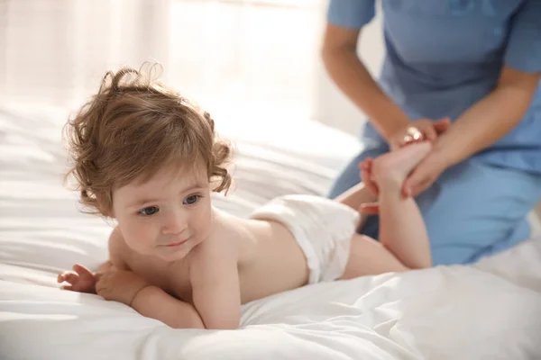 Orthopédiste Examen Mignon Petit Bébé Sur Lit — Photo