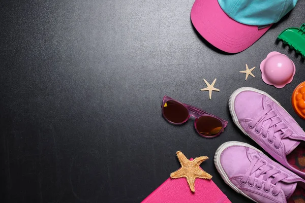 Composition Plate Avec Des Chaussures Pour Enfants Sur Tableau Noir — Photo