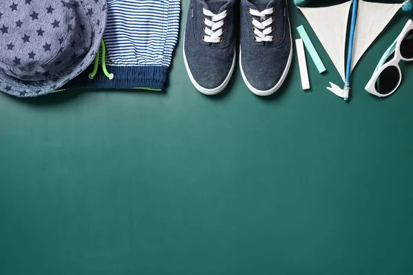 Verschillende Kinderaccessoires Ruimte Voor Tekst Groen Krijtbord Vlak Gelegd Schoolvakanties — Stockfoto