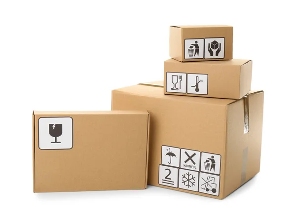 Картонные Коробки Различными Символами Упаковки Белом Фоне Доставка Посылки — стоковое фото