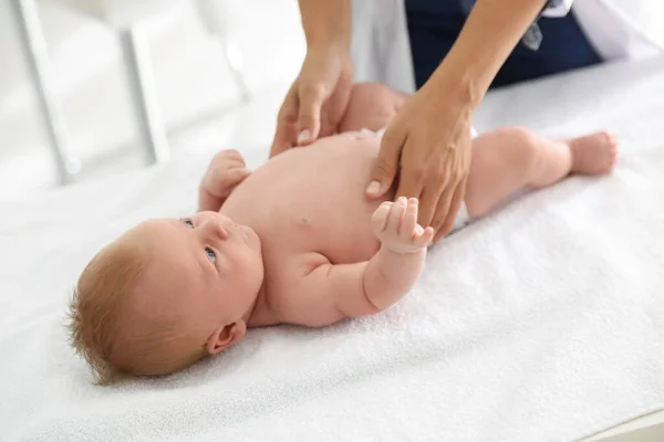 Dokter Onderzoekt Schattige Baby Binnen Close Gezondheidszorg — Stockfoto