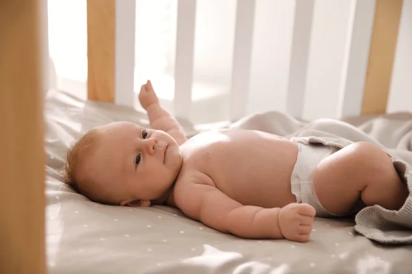 Lindo Niñito Acostado Una Cuna Bebé Sano — Foto de Stock