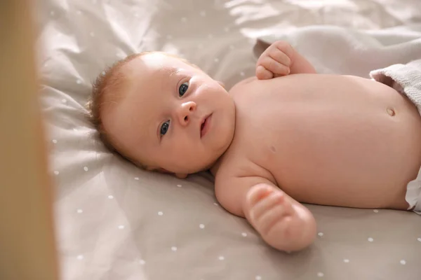 Anak Kecil Yang Lucu Berbaring Tempat Tidur Bayi Yang Sehat — Stok Foto