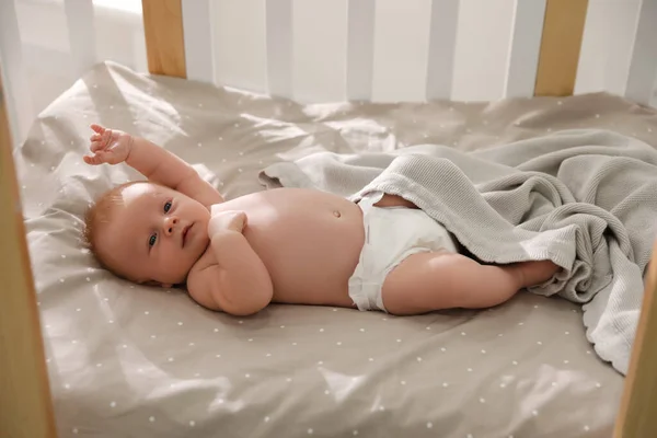 Criança Gira Deitada Berço Bebê Saudável — Fotografia de Stock
