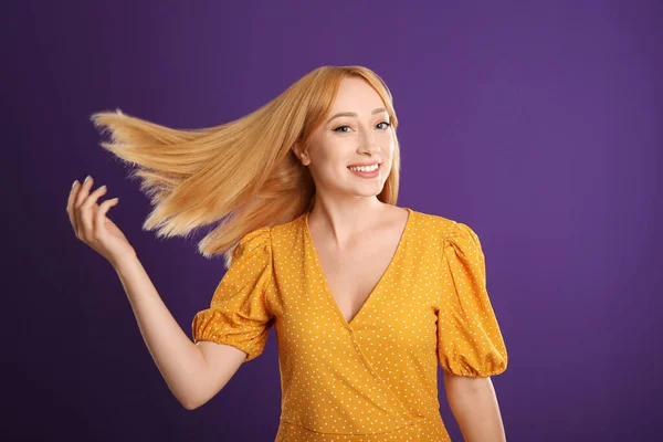 Mulher Bonita Com Cabelo Loiro Fundo Roxo — Fotografia de Stock