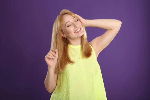 Mulher Bonita Com Cabelo Loiro Fundo Roxo — Fotografia de Stock