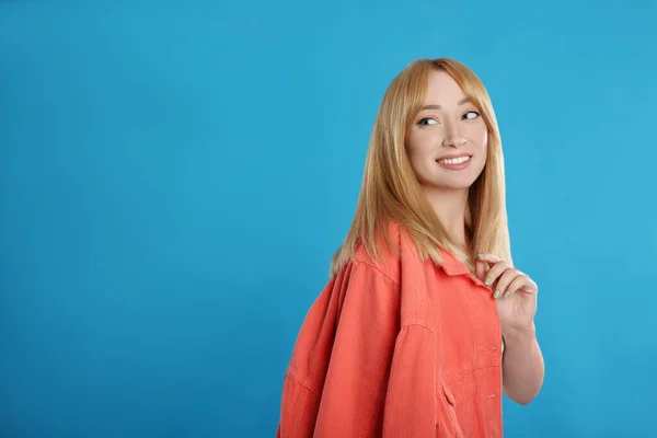 Mulher Bonita Com Cabelo Loiro Fundo Azul Espaço Para Texto — Fotografia de Stock