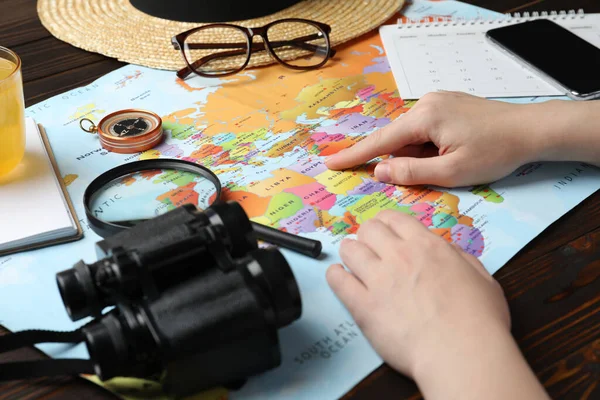 Mujer Con Mapa Del Mundo Mesa Primer Plano Viajar Durante — Foto de Stock