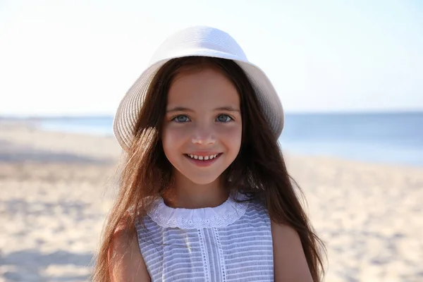 Милый Маленький Ребенок Шляпе Песчаном Пляже Солнечный День — стоковое фото
