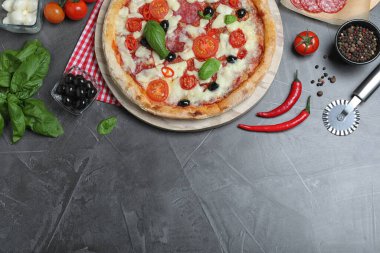 Gri masadaki leziz pizza Diablo, düz yatıyordu. Metin için boşluk