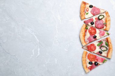 Lezzetli pizza parçaları Diablo açık mermer arka planda, düz yatıyordu. Metin için boşluk