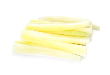 Beyaz üzerine izole edilmiş lezzetli çiğ havuç çubukları.