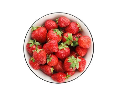 Olgun çilekler kasenin içinde, beyaz manzarada izole edilmiş.