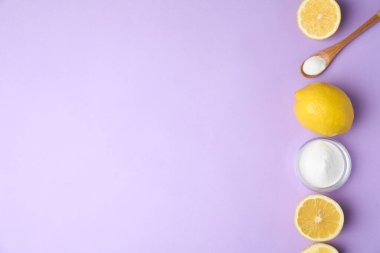 Leylak arka planda kabartma tozu ve limonlar, düz yatak. Metin için boşluk