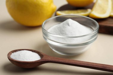 Bej arka planda kabartma tozu ve limonlar, yakın plan.