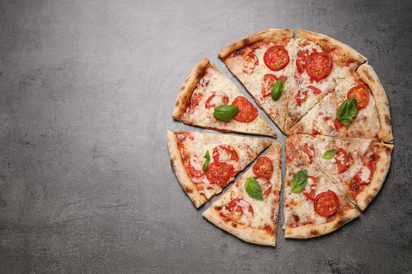 Deliciosa Pizza Margherita Sobre Mesa Gris Puesta Plana Espacio Para — Foto de Stock
