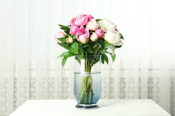 Bouquet Belles Pivoines Vase Sur Table Blanche — Photo