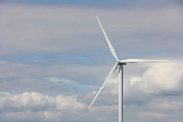 Windturbine Tegen Bewolkte Lucht Alternatieve Energiebron — Stockfoto