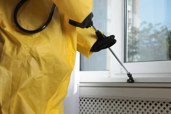 Trabalhador Controle Pragas Pulverizando Pesticida Soleira Janela Dentro Casa Close — Fotografia de Stock