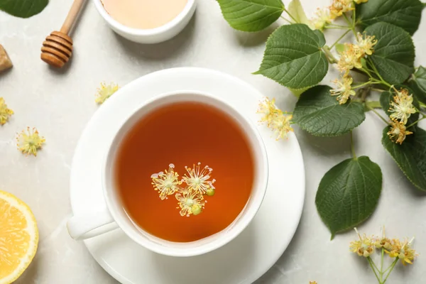 Composición Laica Plana Con Sabroso Flor Tilo Mesa Mármol Gris — Foto de Stock