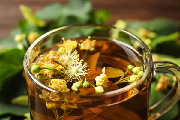 Arka Planda Ihlamur Çiçeği Olan Bir Fincan Çay Yakın Plan — Stok fotoğraf