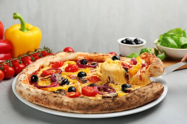 Het Nemen Van Plak Smakelijke Plantaardige Pizza Met Spatel Lichtgrijze — Stockfoto