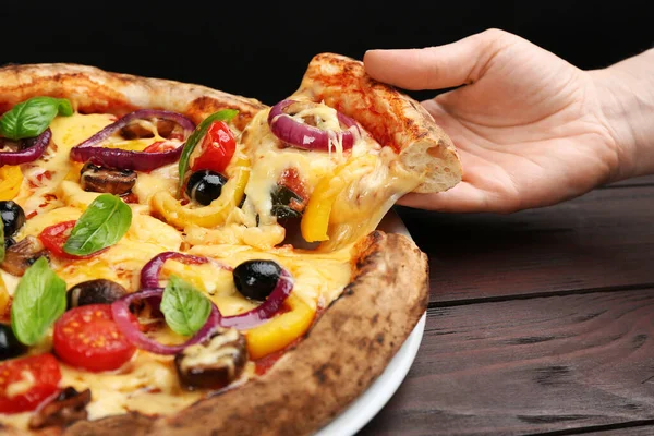 Vrouw Neemt Plak Smakelijke Groente Pizza Aan Houten Tafel Close — Stockfoto