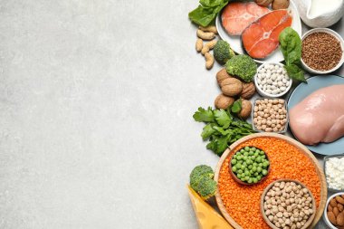 Aydınlık masa üzerinde protein açısından zengin farklı ürünler. Metin için boşluk