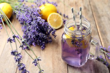 Mason kavanozunda lavantalı taze limonata, ahşap masada.