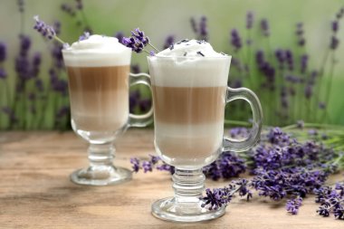 Ahşap masada lavantalı lezzetli latte.
