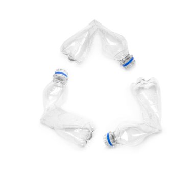 Boş buruşmuş şişeler beyaza izole edilmiş, üst manzara. Plastik geri dönüşümü