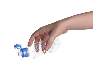 Beyaz arka planda buruşmuş şişe tutan kadın, yakın plan. Plastik geri dönüşümü