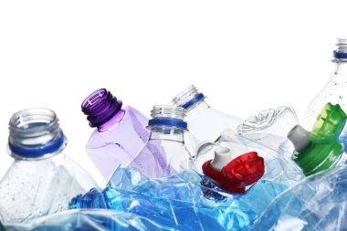 Beyaz arka planda buruşmuş şişe yığını, yakın plan. Plastik geri dönüşümü