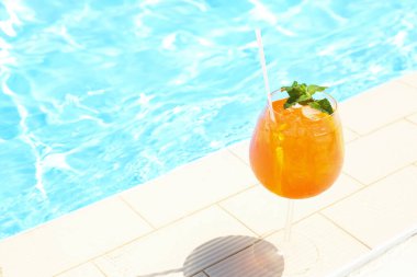 Yüzme havuzunun yanında bir bardak lezzetli kokteyl, mesaj için yer. Tazeleyici içecek.