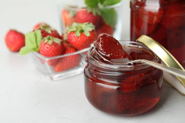 Lezzetli turşulu çilek reçeli ve ışık masasında taze böğürtlen. Metin için boşluk