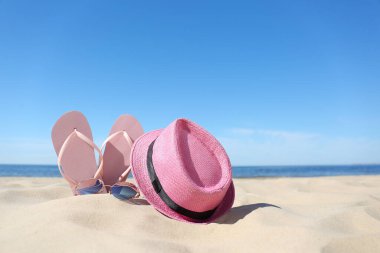 Deniz kıyısındaki kumsalda yaz tatili için şık aksesuarlar. Metin için boşluk