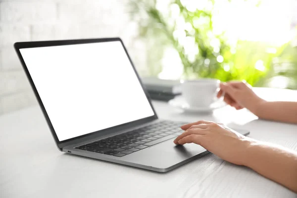 Mulher Trabalhando Com Laptop Moderno Mesa Madeira Branca Close — Fotografia de Stock