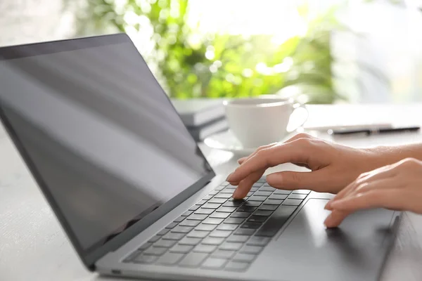 Donna Che Lavora Con Computer Portatile Moderno Tavolo Legno Bianco — Foto Stock