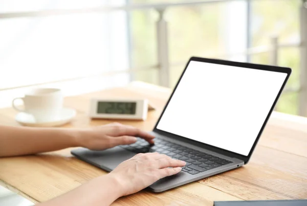 Mulher Trabalhando Com Laptop Moderno Mesa Madeira Close — Fotografia de Stock