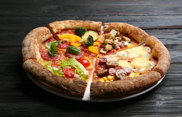 Snijwonden Van Verschillende Heerlijke Pizza Zwarte Houten Tafel — Stockfoto