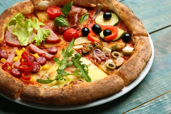 Snijwonden Van Verschillende Heerlijke Pizza Blauwe Houten Tafel Close — Stockfoto