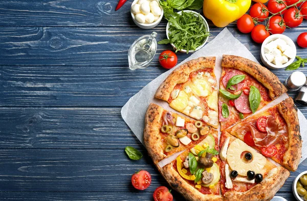 Scheiben Verschiedener Pizzen Auf Blauem Holztisch Flach Gelegt Raum Für — Stockfoto