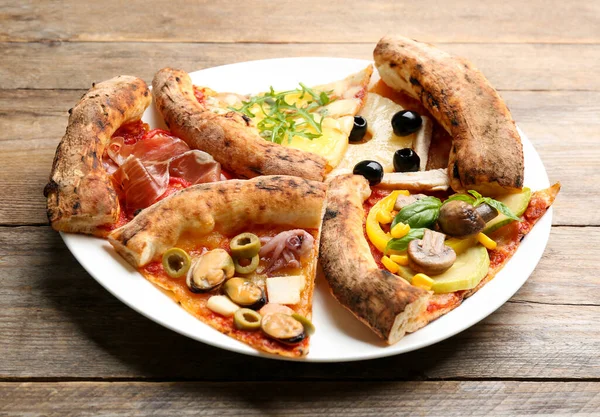 Snijwonden Van Verschillende Pizza Houten Tafel — Stockfoto