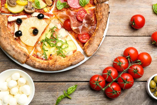 Scheiben Verschiedener Pizzen Auf Holztisch Flach Gelegt — Stockfoto